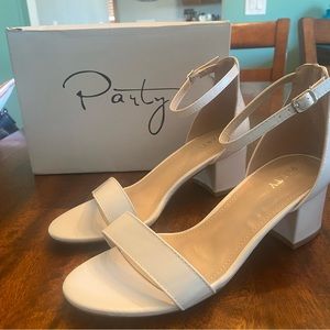 Women’s NWT White Sandal Size 7.5 Brand New Ankle Strap